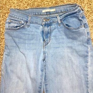 plain light wash levi jeans!